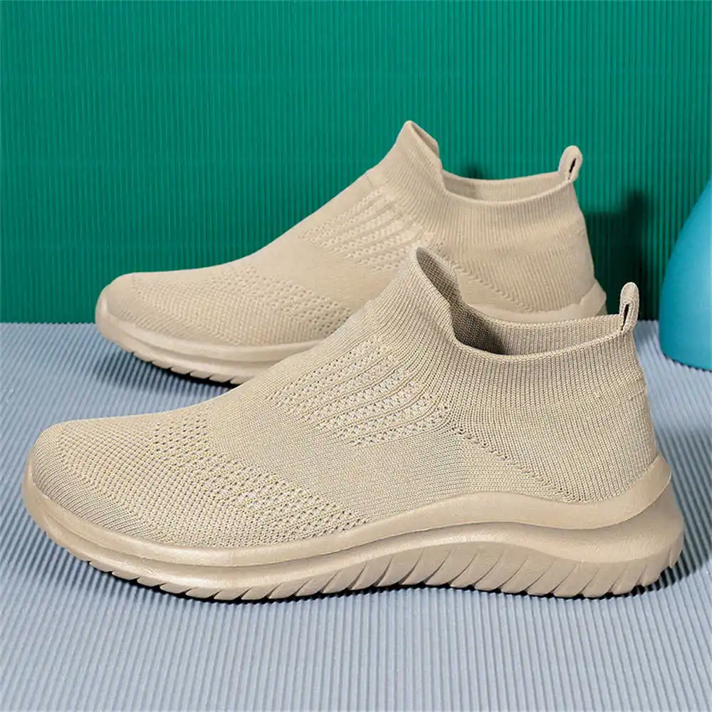 Beige Zachte Nieuwe Nieuwighei - Men Formal Wear With Sneakers recensie en prijs